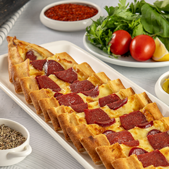 Kaşarlı Sucuklu Pide görseli
