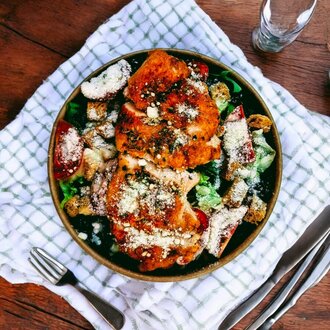 Tavuklu Sezar Salata (Chicken Caesar Salad) görseli