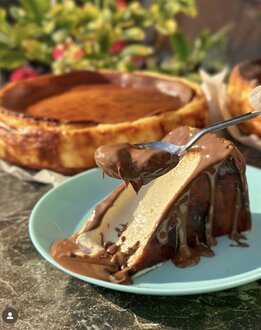 Çikolata Soslu Bask Cheesecake görseli
