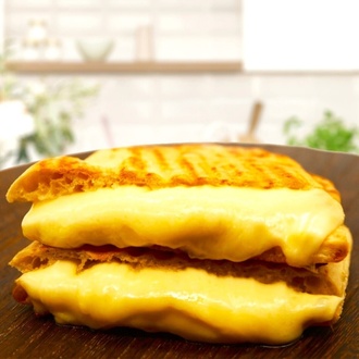 Ayvalık Ekmeğine Kaşarlı Tost görseli