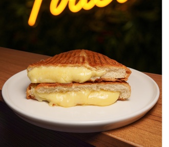 Yarım Ekmek Arası Kaşarlı Tost görseli