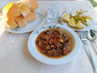 Bulgur Pilavı Üzeri Güveç görseli