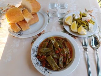 Bulgur Pilavı Üzeri Taze Fasulye görseli