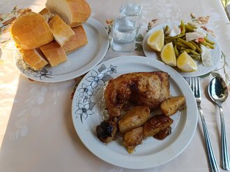 Bulgur Pilavı Üzeri Tavuk But görseli