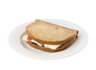 Klasik Beyaz Peynir, Zeytin Ezmesi Ve Domatesli Köy Tostu görseli