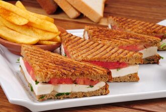 Beyaz Peynirli Domatesli Tost görseli