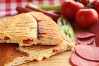 Yarım Ekmek Arası Sucuklu Kaşarlı Tost görseli
