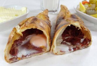 Pastırmalı Peynirli Kapalı Pide görseli