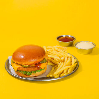 Acı Soslu Çıtır Tavuk Burger Combo görseli