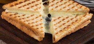 Üç Peynirli Tost görseli