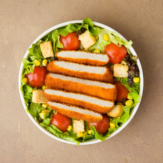 Çıtır Tavuklu Salata görseli