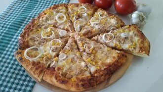 Ton Balıklı Pizza görseli