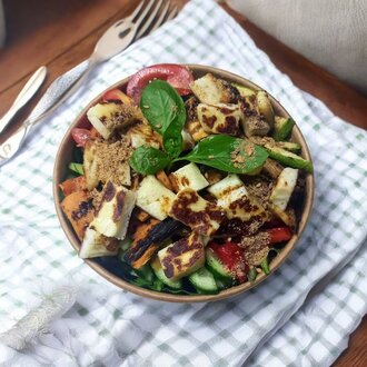 Izgara Hellimli Sebzeli Salata (Grilled Halloumi Salad) görseli
