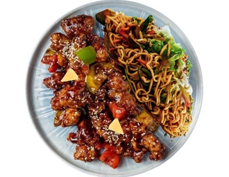 Sebzeli Noodle Üstü Tatlı Ekşi Soslu Tavuk görseli