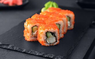 Salmon California Roll görseli