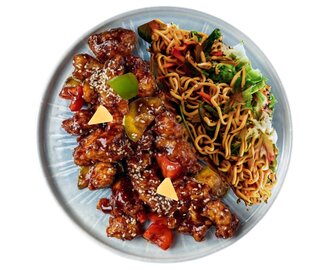 Sebzeli Noodle Üstü Tatlı Ekşi Soslu Tavuk görseli