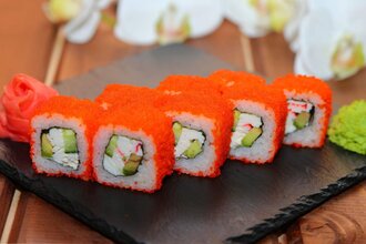 Salmon California Roll görseli
