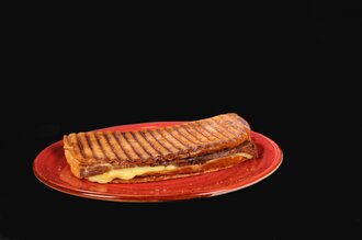 Ayvalık Ekmeğinde Kavurmalı Kaşarlı Tost görseli