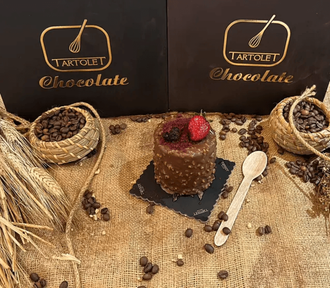 Böğürtlenli Çilekli Belçika Çikolatalı Pasta görseli