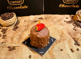 Çilekli Muzlu Belçika Çikolatalı Pasta görseli