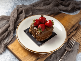 Çilekli Çikolatalı Pasta görseli