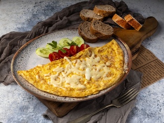 Domatesli Kaşarlı Biberli Omlet görseli