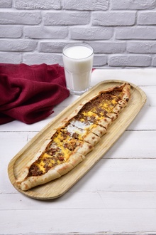 Kıymalı Yumurtalı Karadeniz Pidesi görseli