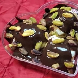 Kalpli Kutuda Hediyelik Antep Fıstıklı Profiterol (250 Gr.) görseli