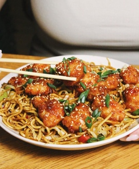 Sebzeli Noodle Üzeri General Tso görseli