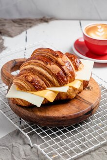 Üç Peynirli Kruvasan görseli