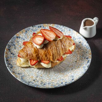 Çilekli Kruvasan görseli