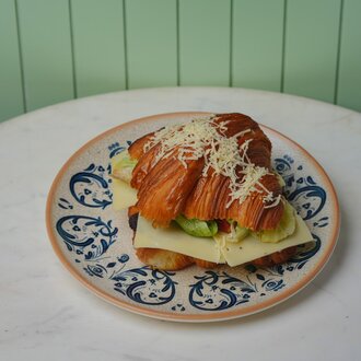 Zeytinli Kaşarlı Kruvasan görseli