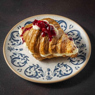 Vişne Dolgulu Kruvasan görseli