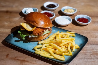 Bbq Crispy Chicken Burger görseli