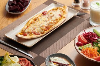 Kuşbaşılı Kaşarlı Pide görseli