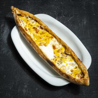 Kuşbaşılı Kaşarlı Yumurtalı Pide görseli