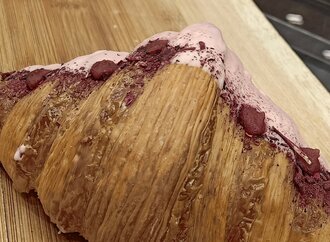 Çilek Dolgulu Kruvasan görseli