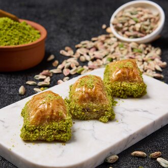 Süslü Fıstıklı Baklava (500 Gr) görseli