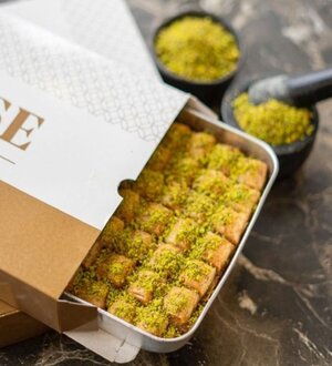 Fıstıklı Hediyelik Özel Tepsi Baklava (1,2Kg) görseli