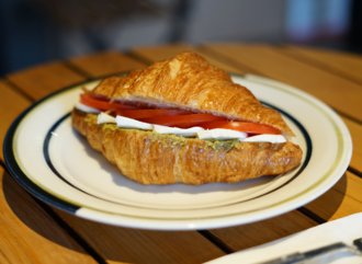 Paris Caprese (Kruvasan) görseli