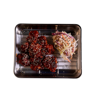 Korean Fried Chicken With Spicy Sauce görseli