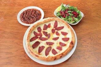 Kaşarlı Sucuklu Karadeniz Pidesi (Yuvarlak,1,5 Porsiyon) görseli