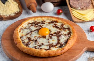 Kavurmalı & Kaşarlı & Yumurtalı Yuvarlak Pide görseli