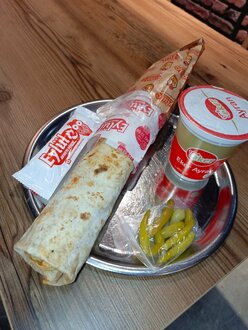 Antakya Soslu Tavuk Döner Dürüm & Ayran Menü görseli