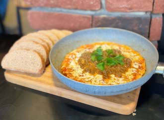 Kıymalı Kaşarlı Menemen görseli
