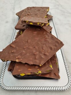 Sütlü Beyoğlu Antep Fıstıklı Çikolata (100 Gr.) görseli