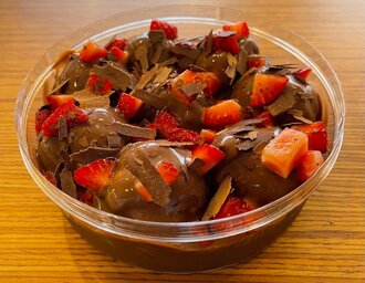 Sütlü Çikolatalı Çilekli Profiterol (500Gr.) görseli