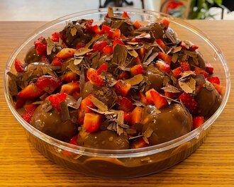 Sütlü Çikolatalı Çilekli Profiterol (1Kg.) görseli