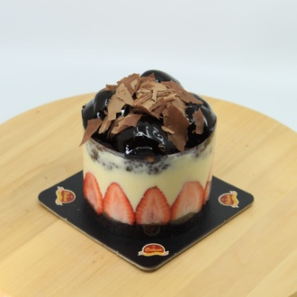 Profiterollü Çilekli Pasta (3-4 Kişilik) görseli