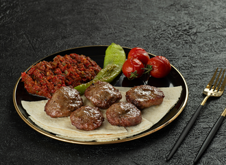 Izgara Köfte (Acılı Ezme İle) görseli